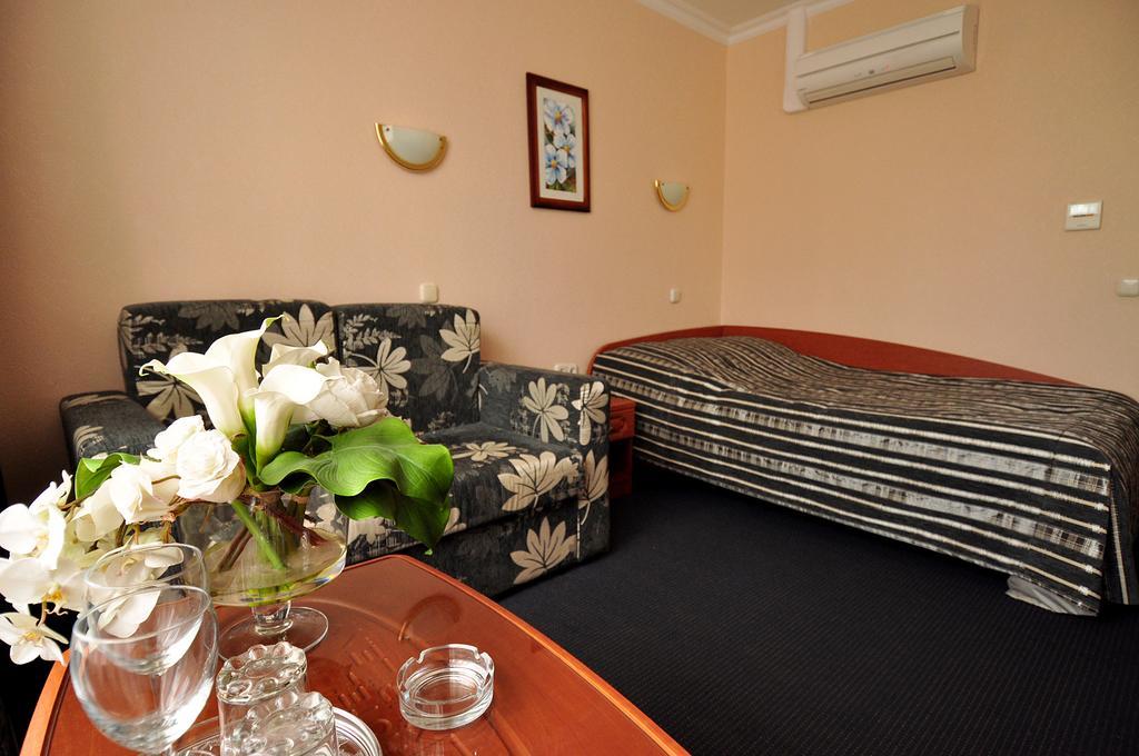Hotel Yubileiny Minsk Buitenkant foto