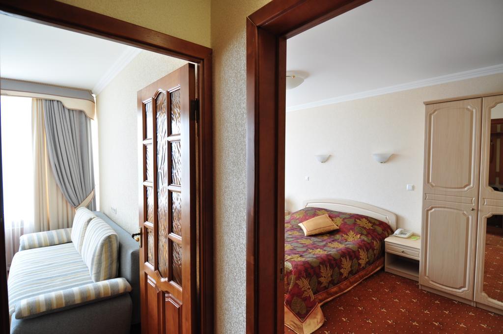 Hotel Yubileiny Minsk Buitenkant foto