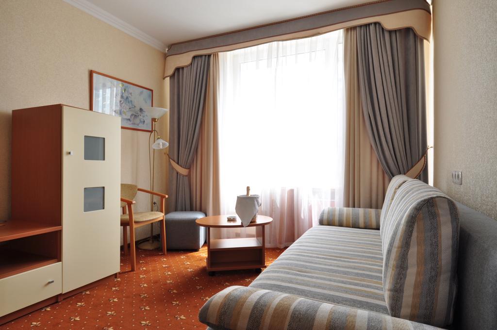 Hotel Yubileiny Minsk Buitenkant foto